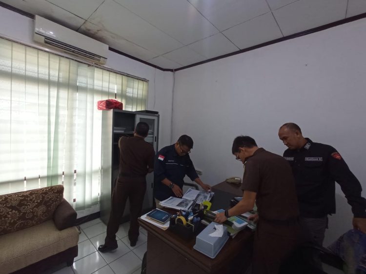TIM PENYIDIK KEJATI KALTIM GELEDAH KANTOR PERUSDA PERTAMBANGAN BARA KALTIM SEJAHTERA