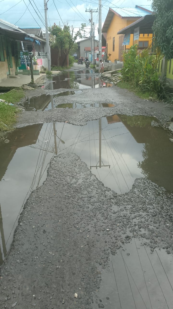 Jalan Lintas Seimati Berlubang Selama 3 Tahun, Warga Cemas Melintas