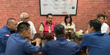 Penyerahan Tersangka dan Barang Bukti Tahap II dalam Kasus Korupsi Penanganan Perkara