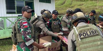 TNI-Polri Gelar Bakti Sosial Kepada Warga Kiwirok