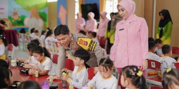 Dukung Program Asta Cita Presiden RI, Kapolres Kukar Bagikan Makanan Sehat Gratis untuk Anak TK Kemala Bhayangkari 07