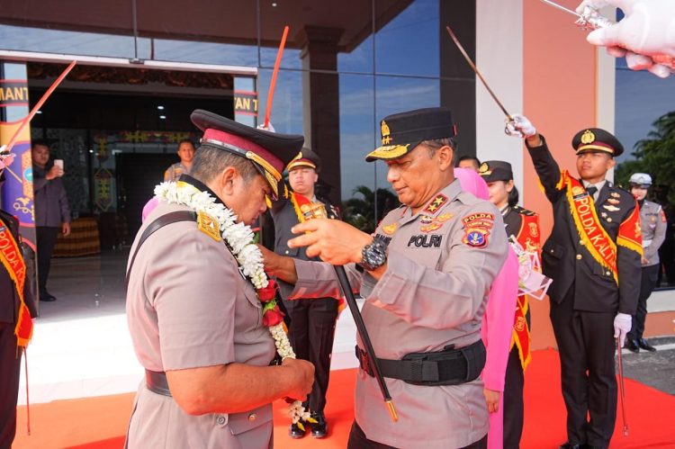 Kapolda Kaltim Pimpin Upacara Pelepasan Purna Wira Bakti Brigjen Pol (PURN) Y. Ruhiyat Hidayat