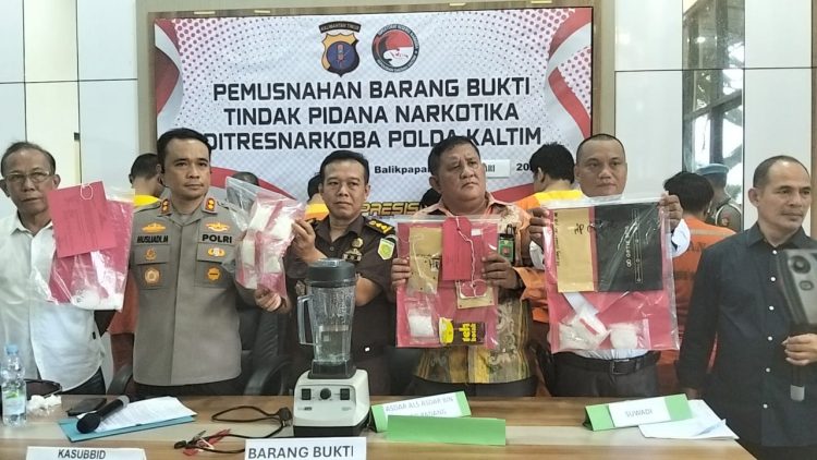 Polda Kaltim Berhasil Gagalkan Jaringan Pengedar Narkoba, Musnahkan 488,9 Gram Sabu dan 154 butir Pil Ekstasi