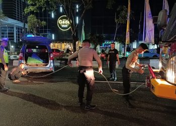 Tim Pammat Ditsamapta Polda Kaltim Evakuasi Minibus yang Tabrak Pembatas Jalan di Balikpapan