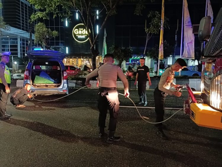 Tim Pammat Ditsamapta Polda Kaltim Evakuasi Minibus yang Tabrak Pembatas Jalan di Balikpapan