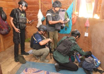 Respon Cepat, Sat Brimob Polda Kaltim bersama Tim Gabungan Evakuasi Pohon Tumbang yang Timpa Rumah Warga di Kawasan Sumber Rejo Balikpapan