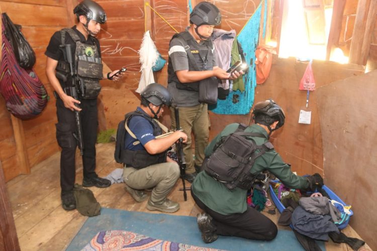 Respon Cepat, Sat Brimob Polda Kaltim bersama Tim Gabungan Evakuasi Pohon Tumbang yang Timpa Rumah Warga di Kawasan Sumber Rejo Balikpapan