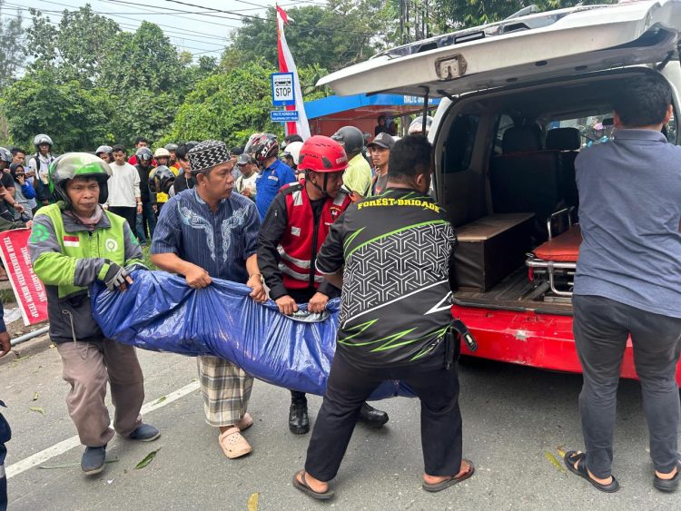 Brimob Polda Kaltim Sigap Evakuasi Korban Kecelakaan di Jl. Marsma Iswahyudi Balikpapan