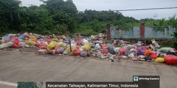 Bau Menyengat Akibat Tumpukan Sampah di Pinggir Jalan Talisayan, Warga Harapkan Perhatian Pemerintah