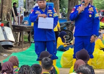 Beri Edukasi Sejak Dini, Personil Binmas Air Ditpolairud Polda Kaltim Gelar Penyuluhan tentang Mangrove kepada Siswa SDN 003 Balikpapan Kota