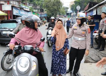 Bagikan Brosur serta Sticker, Satgas Ops.Keselamatan Mahakam Sosialisasikan Himbauan Keselamatan Berlalu Lintas Kepada Masyarakat