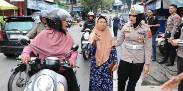 Bagikan Brosur serta Sticker, Satgas Ops.Keselamatan Mahakam Sosialisasikan Himbauan Keselamatan Berlalu Lintas Kepada Masyarakat