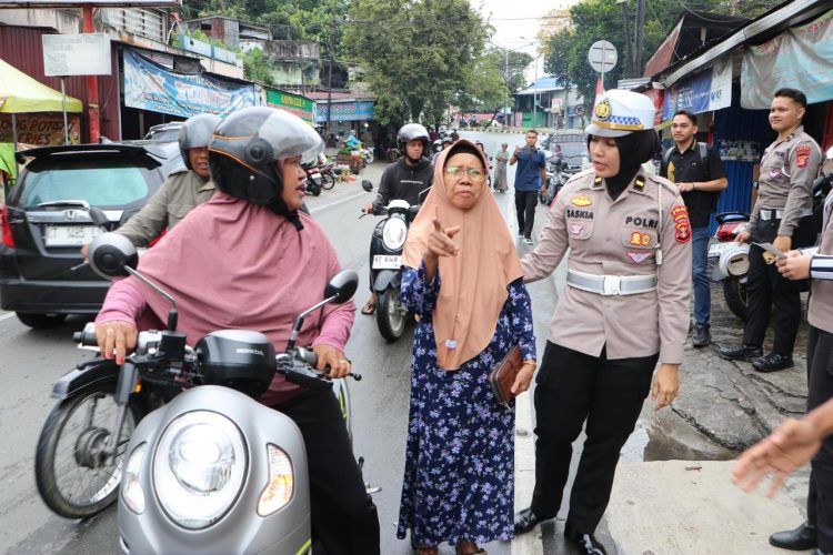 Bagikan Brosur serta Sticker, Satgas Ops.Keselamatan Mahakam Sosialisasikan Himbauan Keselamatan Berlalu Lintas Kepada Masyarakat