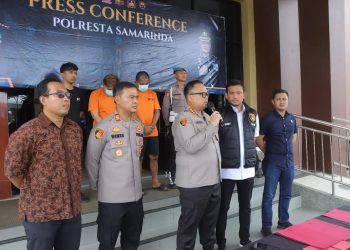 Gelar Konferensi Pers, Polresta Samarinda Sampaikan Pengungkapan Kasus Penipuan dan Pencurian dengan Modus menjadi Polisi Gadungan