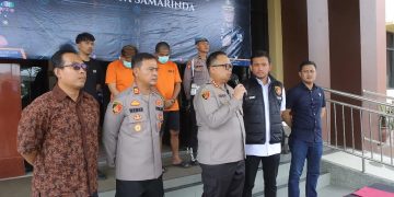 Gelar Konferensi Pers, Polresta Samarinda Sampaikan Pengungkapan Kasus Penipuan dan Pencurian dengan Modus menjadi Polisi Gadungan