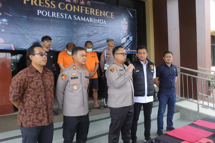 Gelar Konferensi Pers, Polresta Samarinda Sampaikan Pengungkapan Kasus Penipuan dan Pencurian dengan Modus menjadi Polisi Gadungan