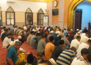 Personel Polda Kaltim dan Masyarakat Laksanakan Shalat Tarawih di Masjid Al-Ikhlas