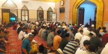 Personel Polda Kaltim dan Masyarakat Laksanakan Shalat Tarawih di Masjid Al-Ikhlas