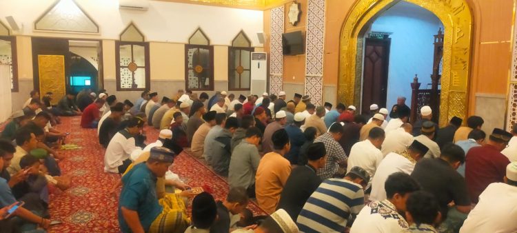 Personel Polda Kaltim dan Masyarakat Laksanakan Shalat Tarawih di Masjid Al-Ikhlas