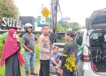 Lakukan Aksi Humanis, Kabid Propam Polda Kaltim Kombes Pol Prianto Teguh Nugroho Sigap Bantu Korban Laka Lantas di Balikpapan
