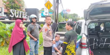 Lakukan Aksi Humanis, Kabid Propam Polda Kaltim Kombes Pol Prianto Teguh Nugroho Sigap Bantu Korban Laka Lantas di Balikpapan