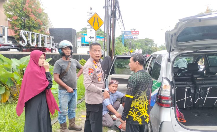 Lakukan Aksi Humanis, Kabid Propam Polda Kaltim Kombes Pol Prianto Teguh Nugroho Sigap Bantu Korban Laka Lantas di Balikpapan