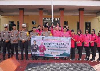 Ramadhan Berbagi, Polres Paser Bagikan Takjil Kepada Masyarakat Paser