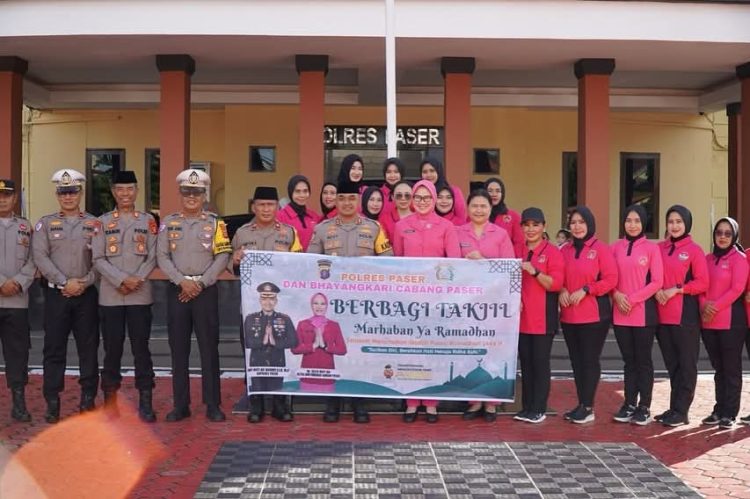 Ramadhan Berbagi, Polres Paser Bagikan Takjil Kepada Masyarakat Paser