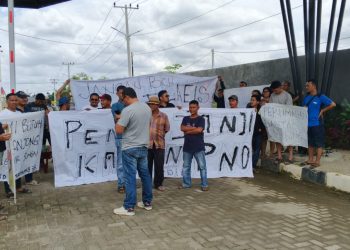 Gelar Aksi Damai, Warga Perumahan Cluster Elaeis Tagih Janji Depelover Penuhi PAM dan Bronjong