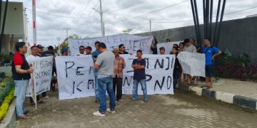 Gelar Aksi Damai, Warga Perumahan Cluster Elaeis Tagih Janji Depelover Penuhi PAM dan Bronjong