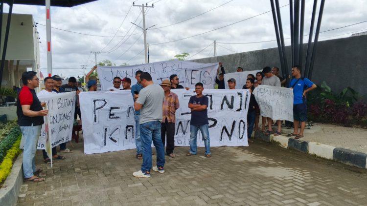 Gelar Aksi Damai, Warga Perumahan Cluster Elaeis Tagih Janji Depelover Penuhi PAM dan Bronjong