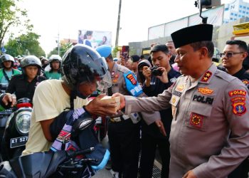 Bersama Teman-Teman Media, Kapolda Kaltim Bagikan Ratusan Takjil Gratis Kepada Masyarakat