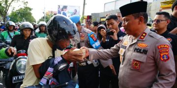 Bersama Teman-Teman Media, Kapolda Kaltim Bagikan Ratusan Takjil Gratis Kepada Masyarakat