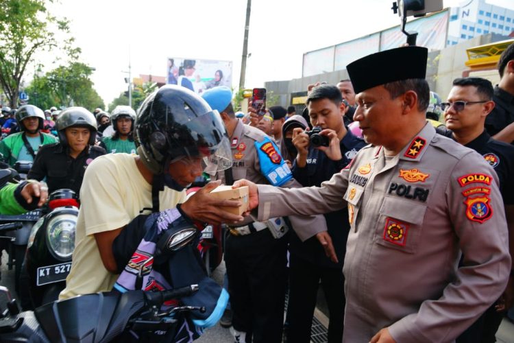 Bersama Teman-Teman Media, Kapolda Kaltim Bagikan Ratusan Takjil Gratis Kepada Masyarakat