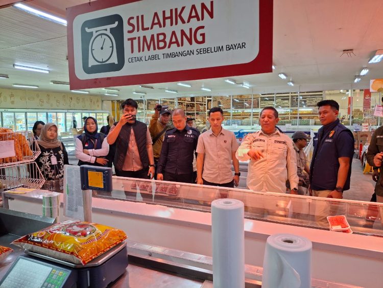 Pastikan Keamanan Bahan Pokok Jelang Lebaran, Polda Kaltim bersama DPPKUKM Kaltim Gelar Operasi Sidak Pasar