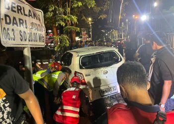 Gerak Cepat, Sat Brimob Polda Kaltim bersama Tim Gabungan Evakuasi Mobil Tercebur di Parit
