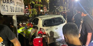 Gerak Cepat, Sat Brimob Polda Kaltim bersama Tim Gabungan Evakuasi Mobil Tercebur di Parit