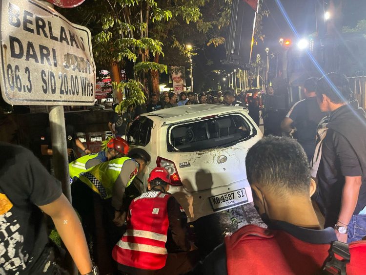 Gerak Cepat, Sat Brimob Polda Kaltim bersama Tim Gabungan Evakuasi Mobil Tercebur di Parit