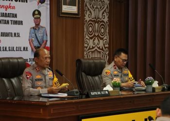 Kapolda Kaltim yang Baru Terima Laporan Kesatuan dan Tandatangani Memori Sertijab
