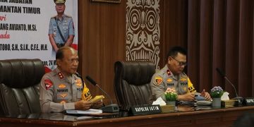 Kapolda Kaltim yang Baru Terima Laporan Kesatuan dan Tandatangani Memori Sertijab