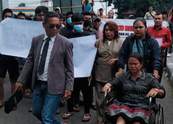 Gunakan Kursi Roda, Korban Dugaan Malpraktek RS Mitra Sejati minta Kapoldasu Tindaklanjutin Laporannya