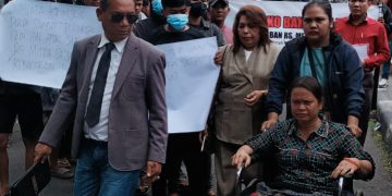 Gunakan Kursi Roda, Korban Dugaan Malpraktek RS Mitra Sejati minta Kapoldasu Tindaklanjutin Laporannya