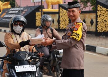 Polres Kukar Bagikan Takjil untuk Pengguna Jalan di Bulan Ramadhan