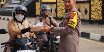 Polres Kukar Bagikan Takjil untuk Pengguna Jalan di Bulan Ramadhan
