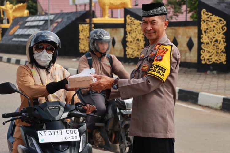 Polres Kukar Bagikan Takjil untuk Pengguna Jalan di Bulan Ramadhan