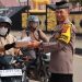 Polres Kukar Bagikan Takjil untuk Pengguna Jalan di Bulan Ramadhan