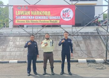 Bidhumas Polda Kaltim Pasang Spanduk Himbauan Kamtibmas di Balikpapan Selatan