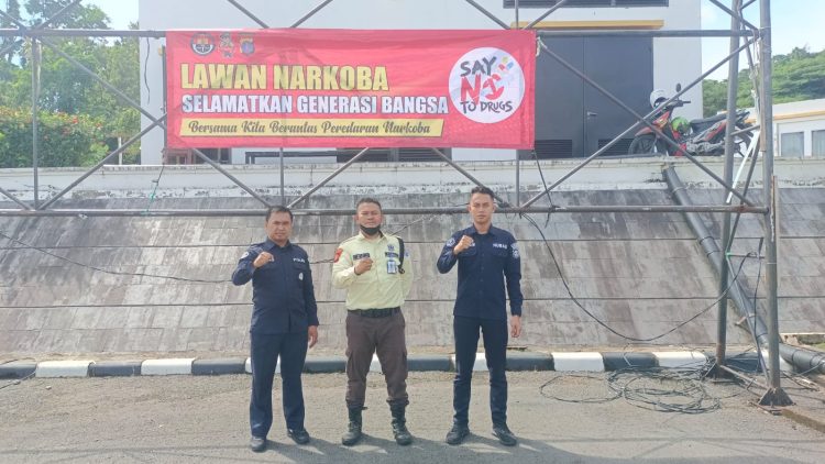Bidhumas Polda Kaltim Pasang Spanduk Himbauan Kamtibmas di Balikpapan Selatan
