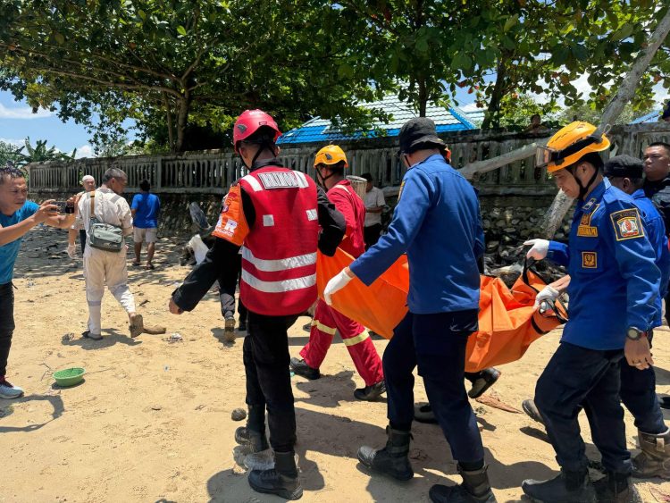 Brimob Kaltim Respons Cepat, Bantu Evakuasi Jenazah di Sepinggan Raya