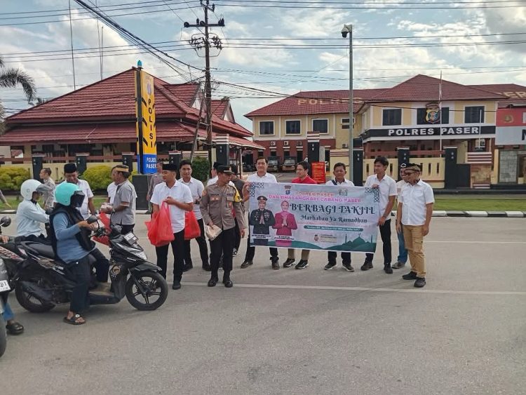Polri Berbagi, Polres Paser Bagikan Takjil Gratis